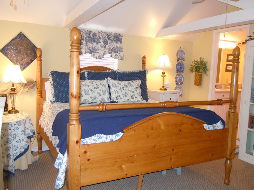 Carriage House Fredericksburg B&B 객실 사진
