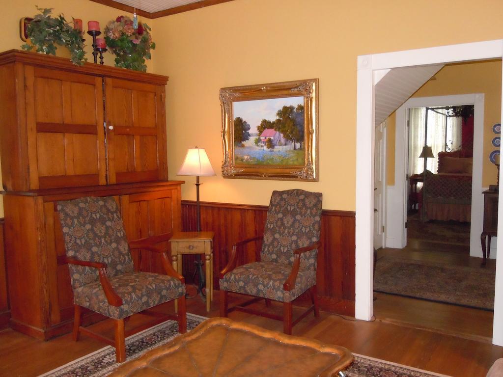 Carriage House Fredericksburg B&B 외부 사진