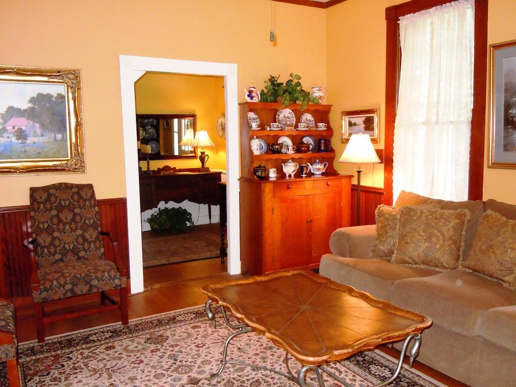 Carriage House Fredericksburg B&B 외부 사진
